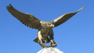 Adler Attrappe Statue